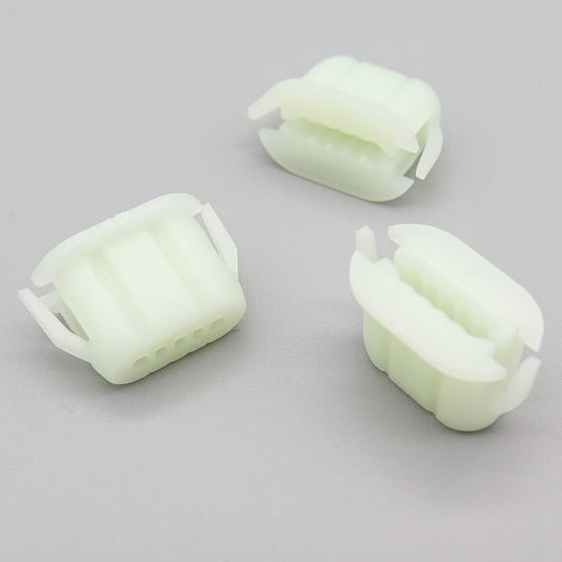 Insert Grommet, White, Peugeot 7568NZ - VehicleClips