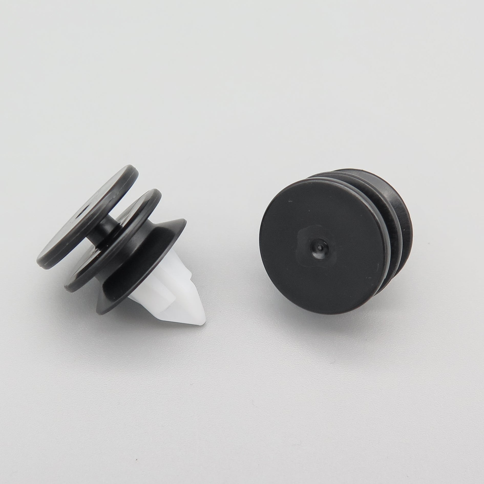 Two Piece Door Card Clip, Volvo 1376567 — VehicleClips
