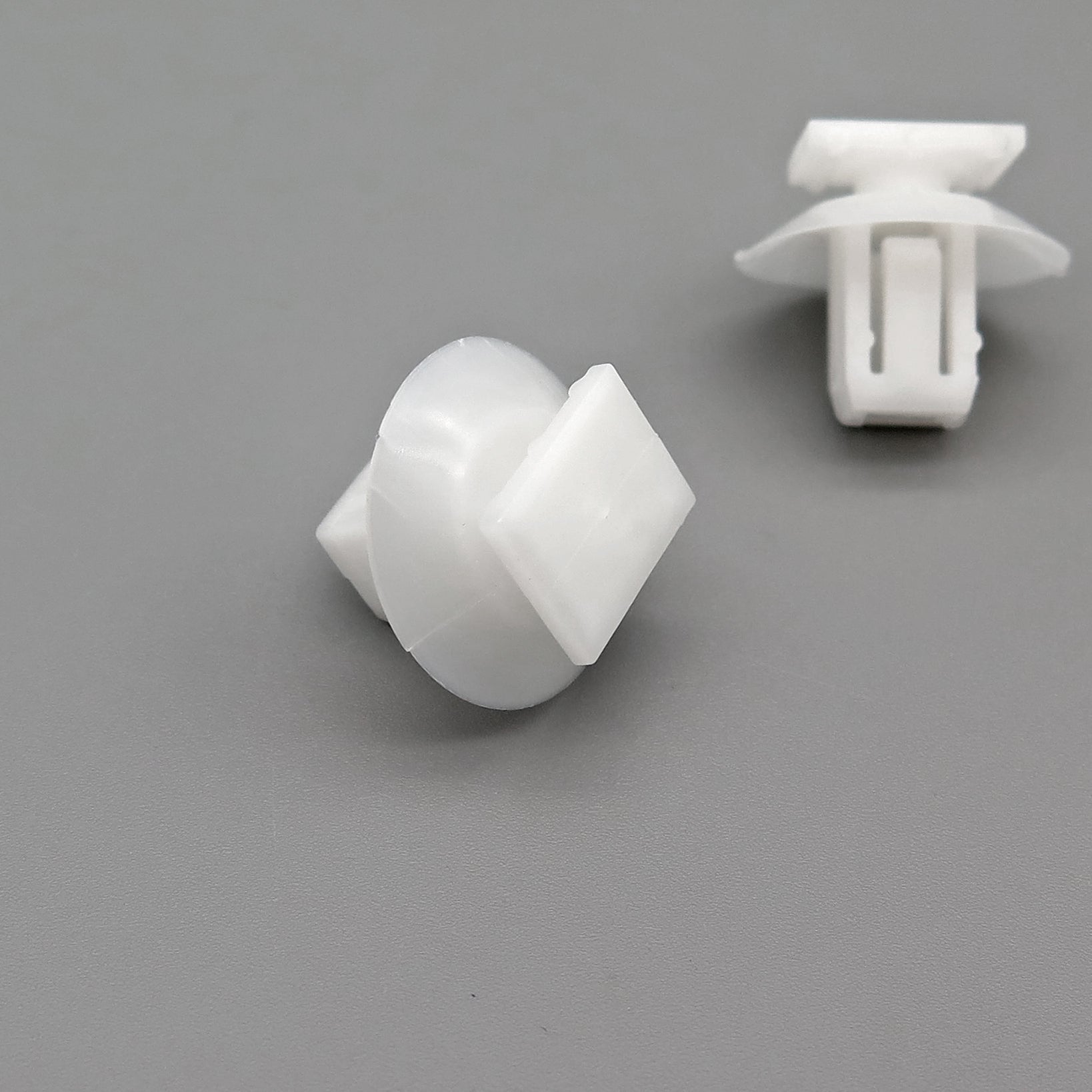 Exterior Trim Panel Moulding Clip, Ford 1450985 — VehicleClips